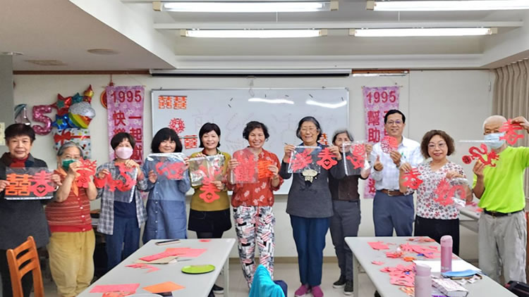 剪出龍年祝福，志工體驗創作樂趣